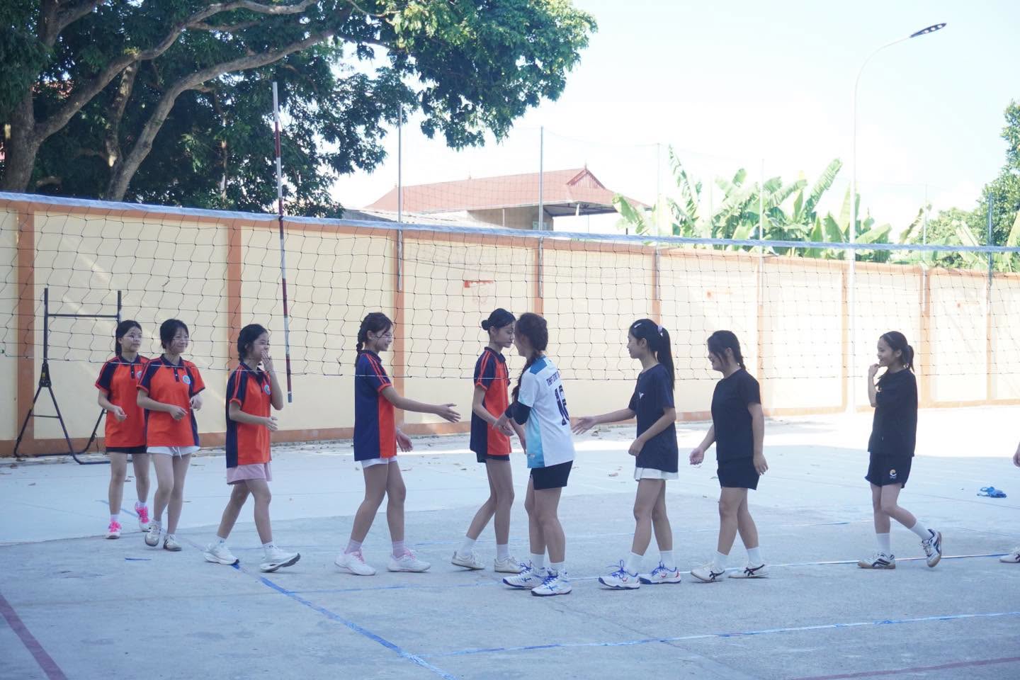 Có thể là hình ảnh về bóng rổ và bóng chuyền