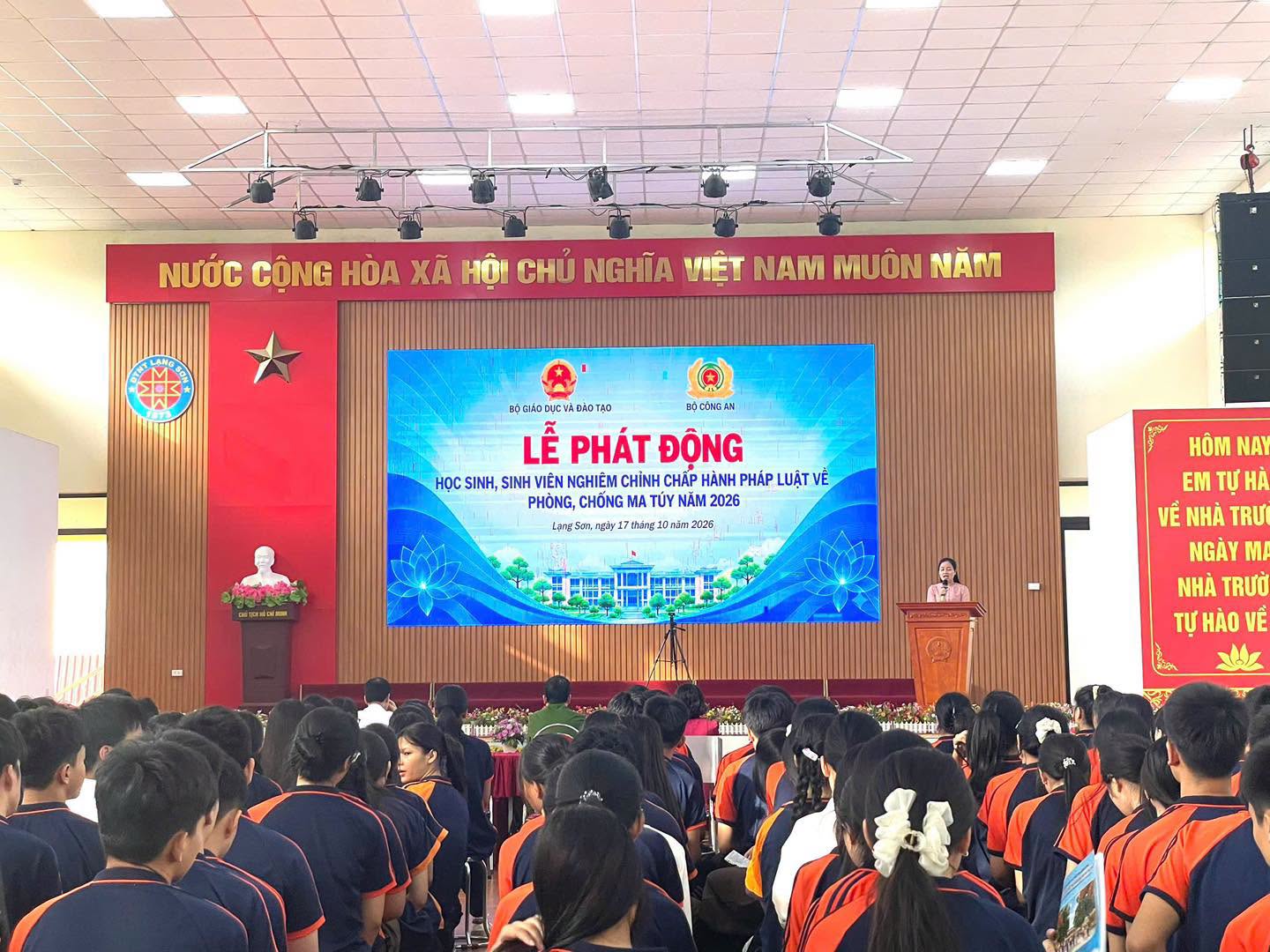 Có thể là hình ảnh về một hoặc nhiều người, đám đông và văn bản