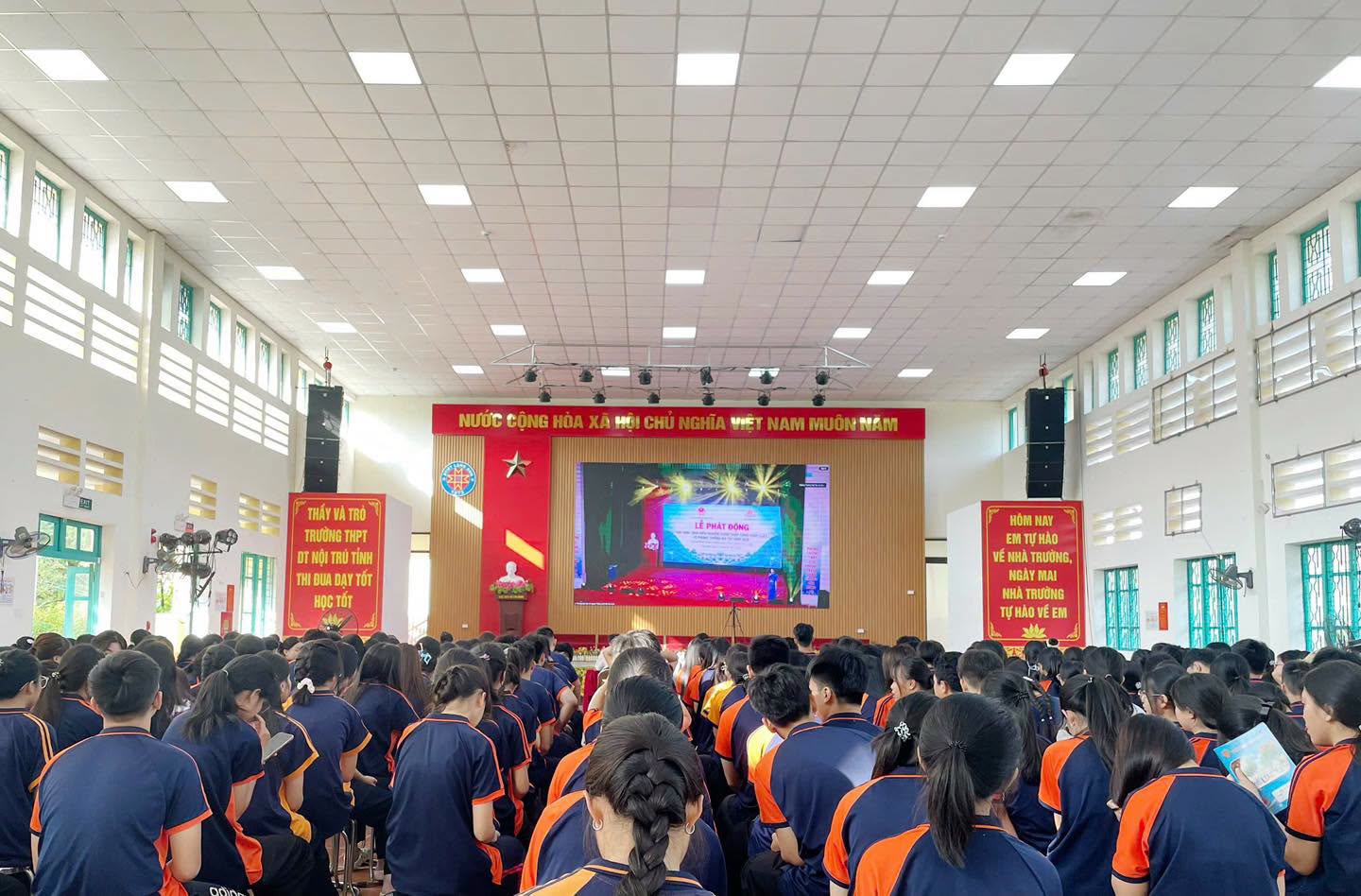 Có thể là hình ảnh về một hoặc nhiều người và văn bản