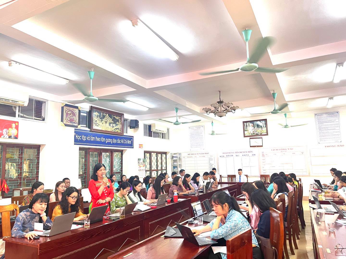 Có thể là hình ảnh về một hoặc nhiều người, đám đông và văn bản