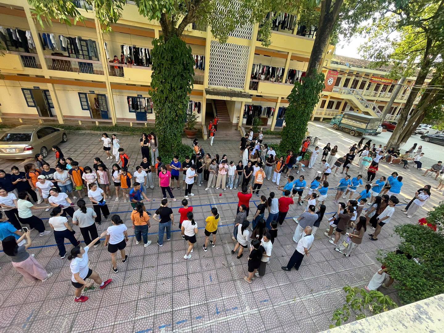 Có thể là hình ảnh về một hoặc nhiều người và đám đông