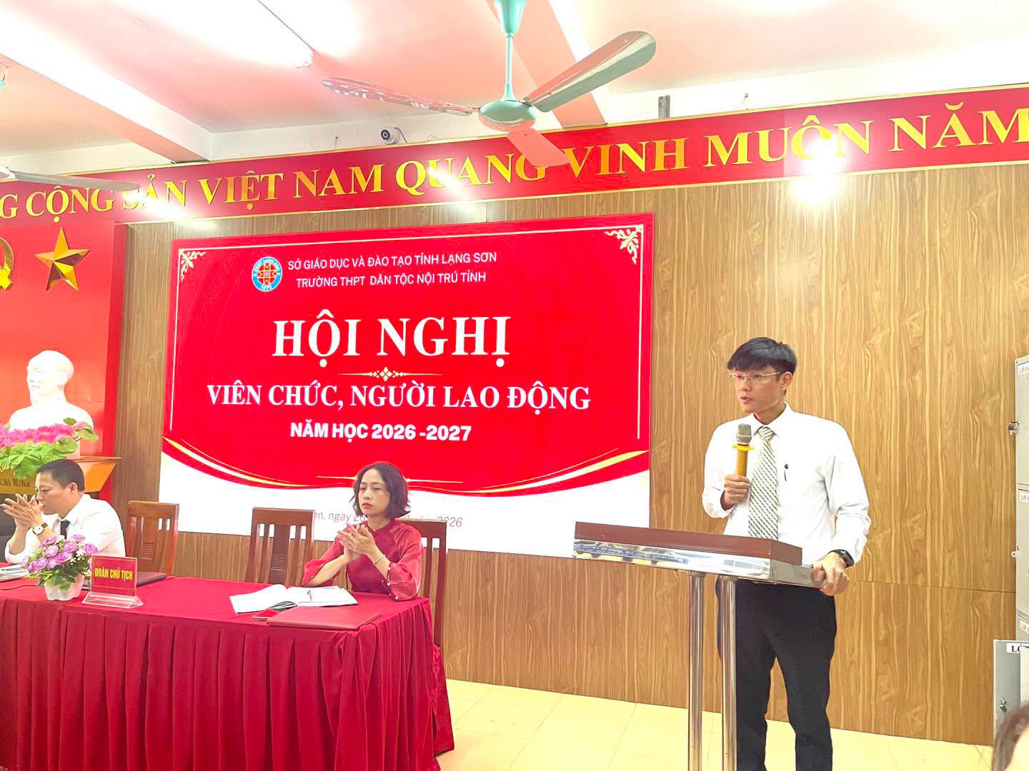 Có thể là hình ảnh về cái bục và văn bản
